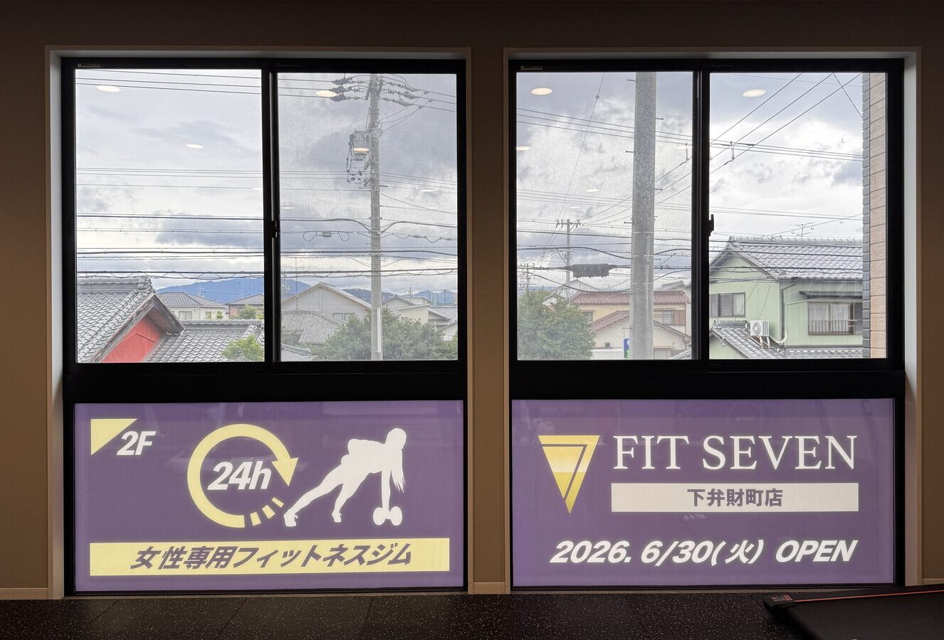 FIT SEVEN 店内(女性専用の窓面サイン)